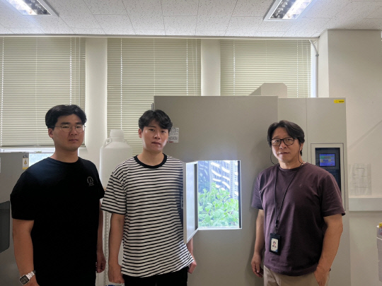 권순재(오른쪽) 박사 연구팀은 방사선육종을 통해 국산 잠두 신품종 '원잠1호'를 개발했다.